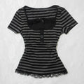Camiseta de manga corta con diseño de botón y lazo de encaje a rayas