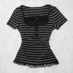 Camiseta de manga corta con diseño de botón y lazo de encaje a rayas