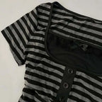 Camiseta de manga corta con diseño de botón y lazo de encaje a rayas
