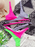 Bikini de tanga con vendaje cruzado y empalmes