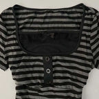 Camiseta de manga corta con diseño de botón y lazo de encaje a rayas