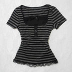 Camiseta de manga corta con diseño de botón y lazo de encaje a rayas