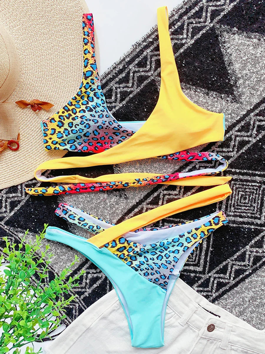 Bikini de tanga con vendaje cruzado y empalmes