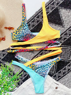 Bikini de tanga con vendaje cruzado y empalmes