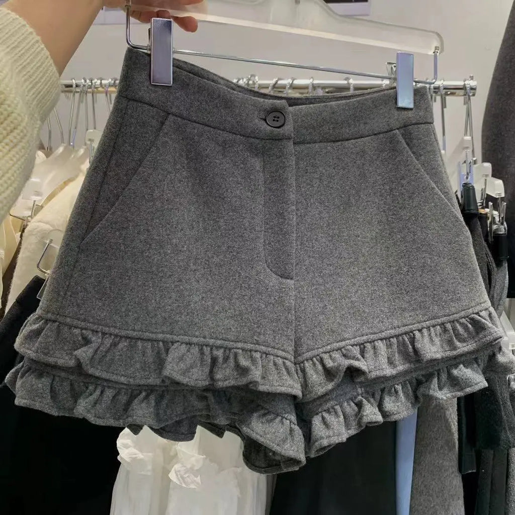 Lace oversized woolen shorts