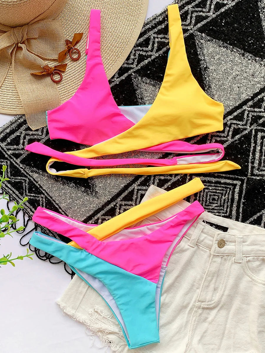 Bikini de tanga con vendaje cruzado y empalmes