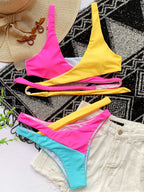 Bikini de tanga con vendaje cruzado y empalmes