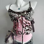 Top tipo halter con lazo y retazos de leopardo