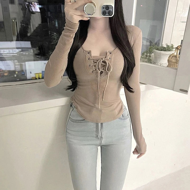 Camisetas de manga larga ajustadas con cordones de encaje coreano sexy de otoño para mujer, a la moda Y2k, nuevas camisetas cortas para mujer que combinan con todo