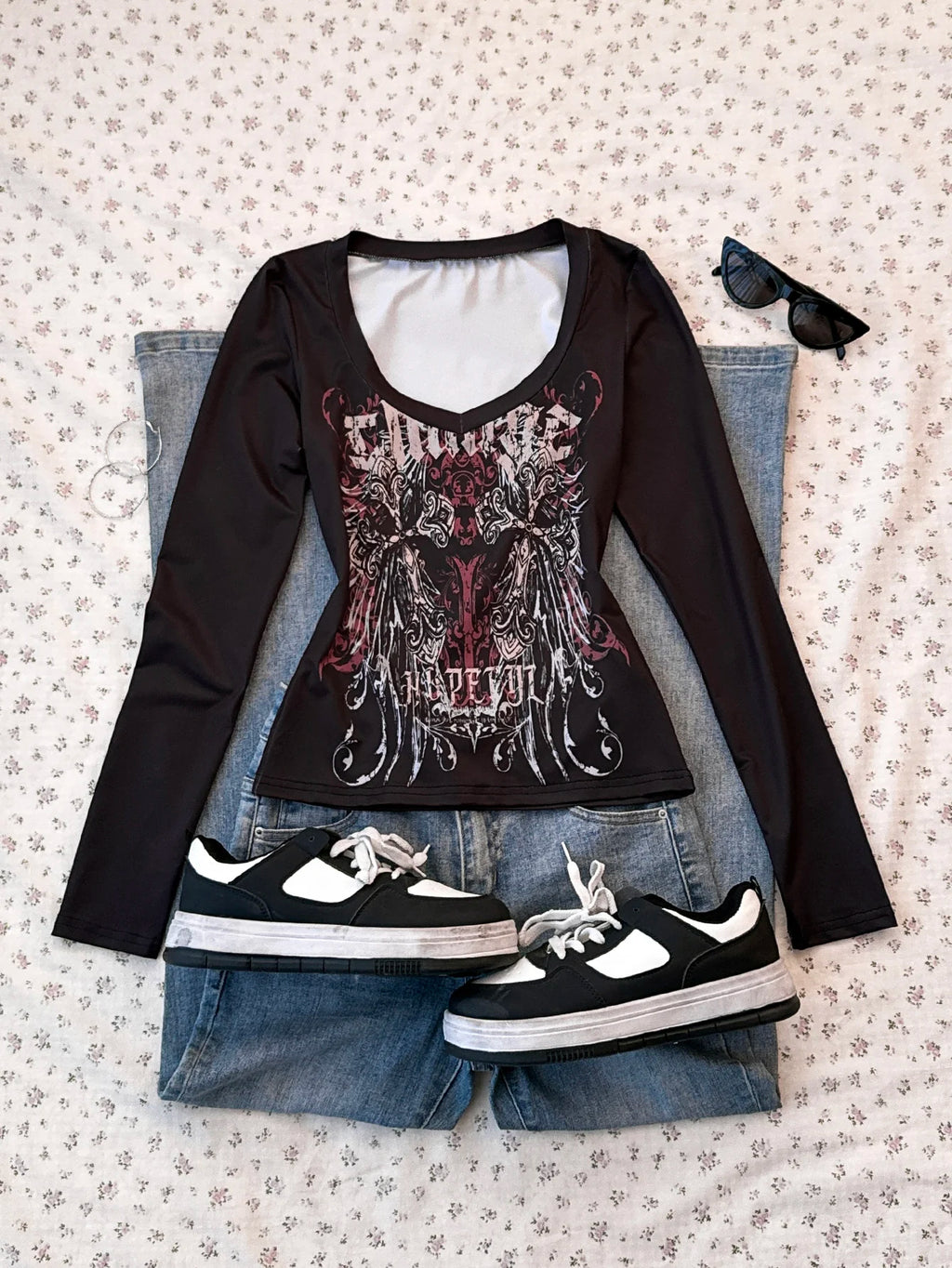 Low-Cut Graphic Print Long Sleeve Top