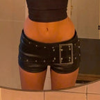 Pantalones cortos de cuero de cintura baja con remaches y hebilla sexy para mujer, estilo Y2k Spice Girl Punk, nueva colección otoño 2025