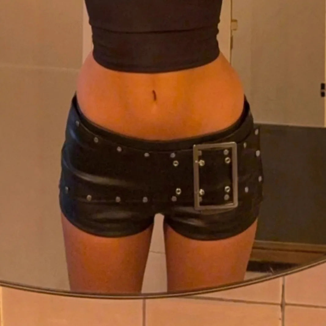 Pantalones cortos de cuero de cintura baja con remaches y hebilla sexy para mujer, estilo Y2k Spice Girl Punk, nueva colección otoño 2025