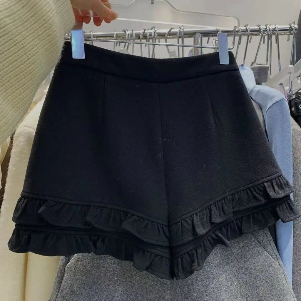 Lace oversized woolen shorts