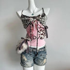 Top tipo halter con lazo y retazos de leopardo